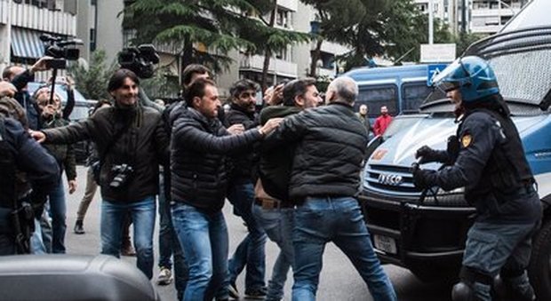 Roma, 65 indagati di Casapound e Forza Nuova per i disordini contro i rom