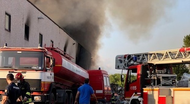 Vasto incendio in un deposito di rifiuti a Frosinone, l'ordinanza del Comune: «Abbandonare l'area» VIDEO