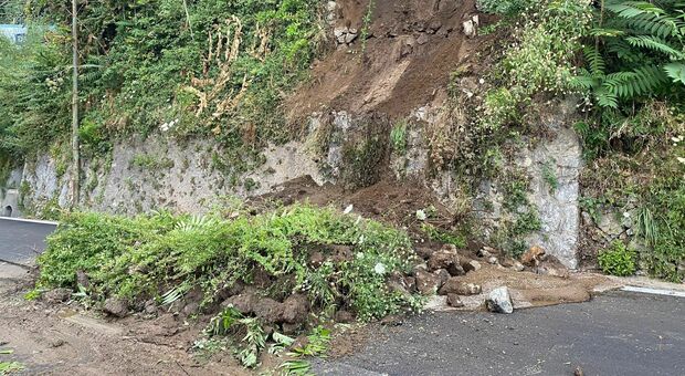 Il crollo sulla strada statale amalfitana