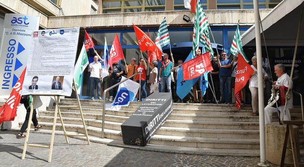 La manifestazione sindacale al Mazzoni