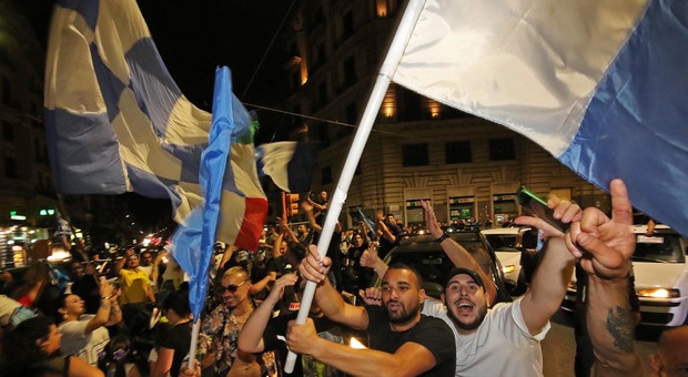 Napoli, festa per la Coppa Italia. La sindaca di Torino: «Si può vincere senza assembramenti»