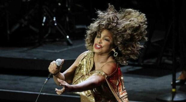 Tina Turner torna in scena a 80 anni con un duetto: l'ultimo singolo nel 1999
