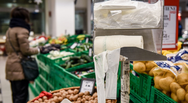 Confezione di carne nascosta nella carrozzina della neonata: caos al supermercato