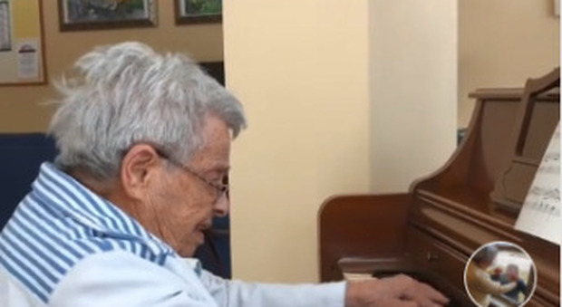 Anziana donna di 92 anni con Alzheimer suona al pianoforte una famosa sonata di Beethoven per la figlia - VIDEO