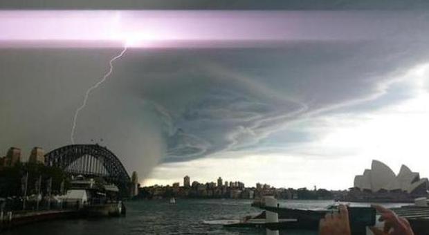 La tempesta 'aliena' nei cieli dell'Australia: il cielo da film di fantascienza