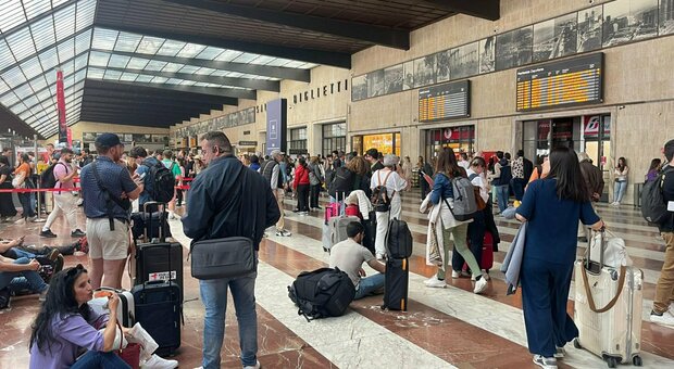 Ritardi treni, guasto sulla linea elettrica a Roma: fino a 6 ore di attesa a Firenze, ripariti i convogli bloccati