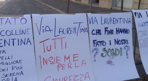 Roma, i cittadini della Laurentina appendono gli ennesimi cartelli: «Troppi incidenti, ora basta»