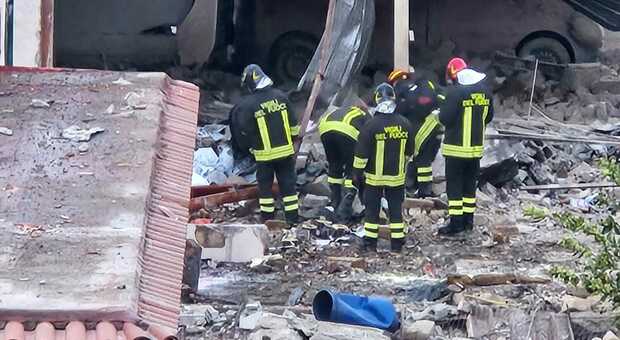 Esplosione a Ercolano in una fabbrica abusiva di fuochi d'artificio: tre giovani morti. Il sindaco: «Raccapricciante»