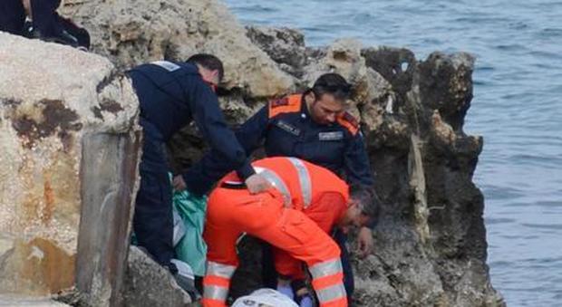 Cade dagli scogli, ragazza di 14 anni muore mentre è al mare con la famiglia