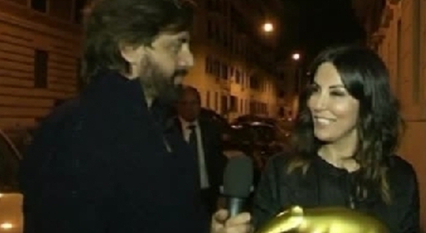 Sabrina Ferilli in polemica con Sorrentino: esclusa agli Oscar. 'Striscia la Notizia' le consegna il tapiro d'oro