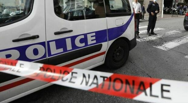 Parigi choc, bambina di tre anni trovata morta in una lavatrice: il corpo scoperto dal padre