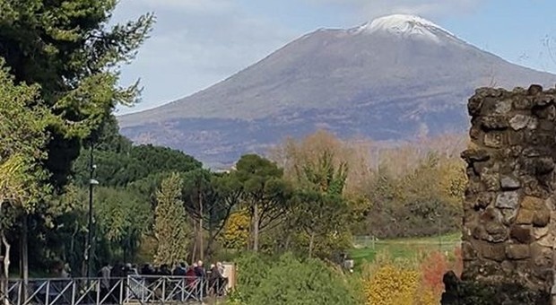 La foto social della prima neve sul Vesuvio visto dagli Scavi di Pompei