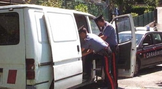 «Rapiscono bambini con furgone bianco»: denunciato nel Napoletano per procurato allarme sui social