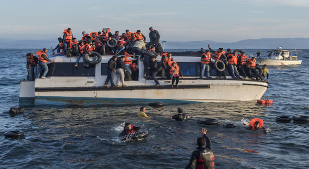 Migranti, in Grecia una barriera galleggiante di 2,7 km per fermare gli sbarchi