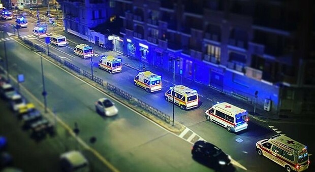 Covid, a Torino decine di ambulanze in coda a corso Dante: la foto fa il giro del web. E da domani Piemonte zona rossa