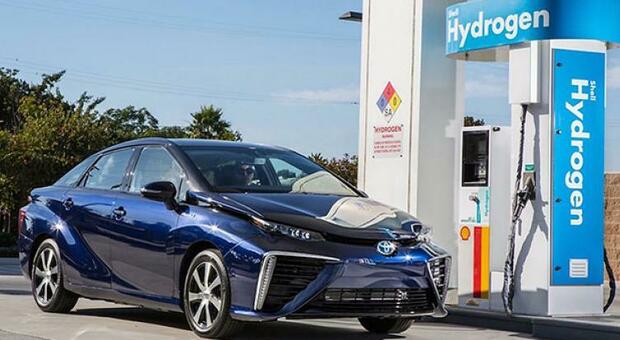 La Toyota Mirai fa rifornimento ad un distributore d'idrogeno