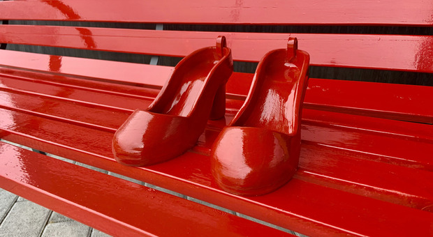 Dal 25 al 28 novembre in mostra ad Amatrice le scarpette rosse della Casa delle Donne