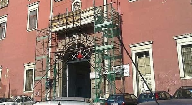 Violenza in corsia a Napoli, raid all'ospedale San Gennaro: guardie rapinate delle armi