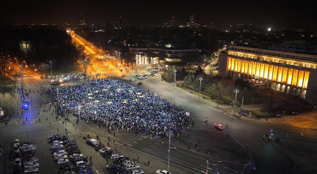 Romania, in migliaia tornano in piazza contro la corruzione e il governo