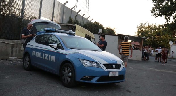Napoli, bimba morta in auto nel campo rom di Scampia: cadavere sequestrato, disposta l'autopsia