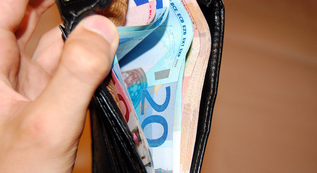 Migrante trova un borsellino con 400 euro e lo consegna agli agenti