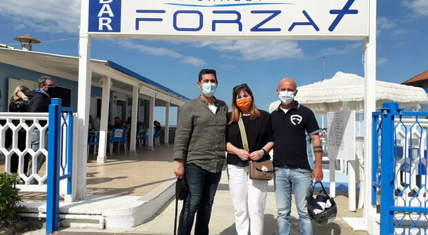 Abruzzo, un giorno con il generale anti-virus sotto l'ombrellone: Figliuolo a Silvi