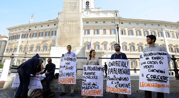 Manifestazione dei radicali davanti a Monteitorio