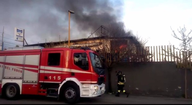Terrore a Torre del Greco Autocarrozzeria in fiamme