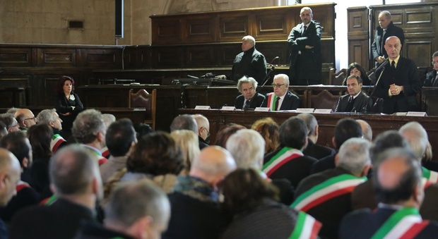 Un patto per l'accoglienza migranti: 265 sindaci a Napoli con Minniti