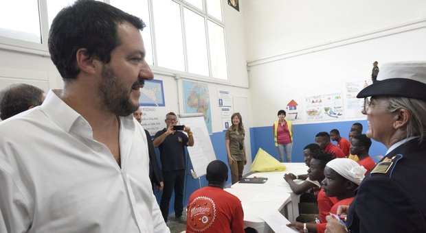 Migranti, l'Osservatore Romano mette in risalto le lodi di Salvini al lavoro di Minniti