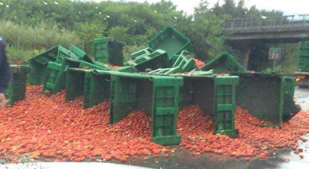 Tir perde carico di pomodori, disagi sul raccordo Av-Sa