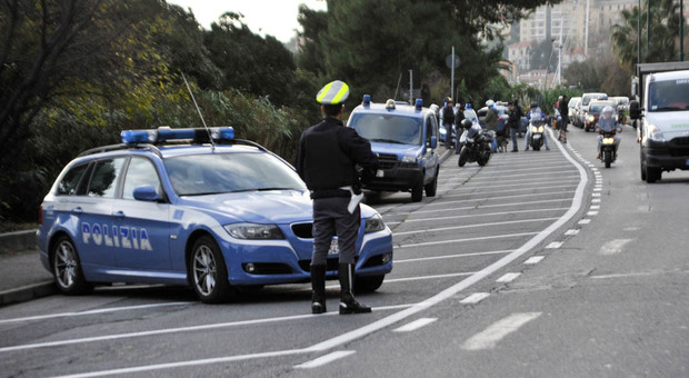 Colpi di pistola a Tor Bella Monaca, caccia all'auto degli sparatori