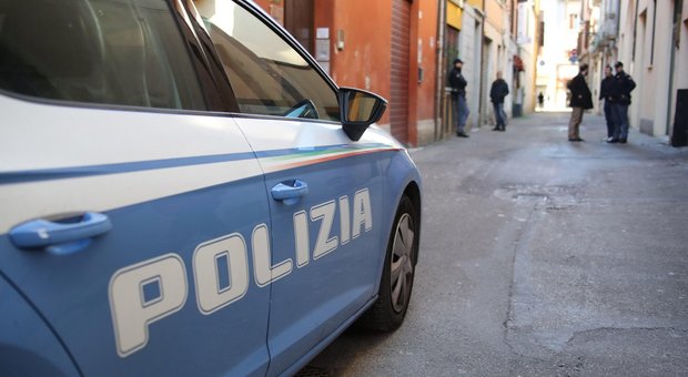 Roma, spaccano bottiglia in testa a cliente di un bar per rubargli il cellulare, arrestati