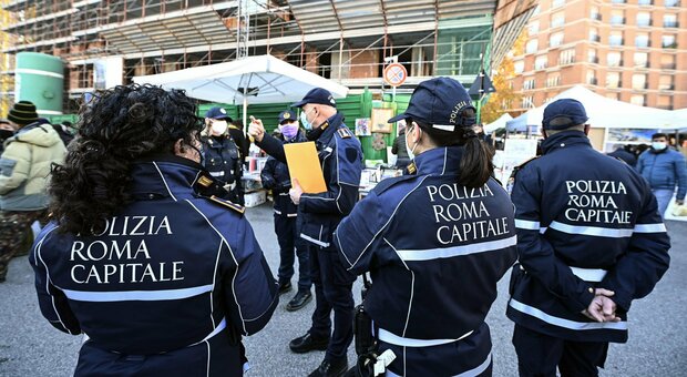 Roma, «vigili nelle case contro le feste». La linea dura del Campidoglio: nel mirino anche b&b e hotel