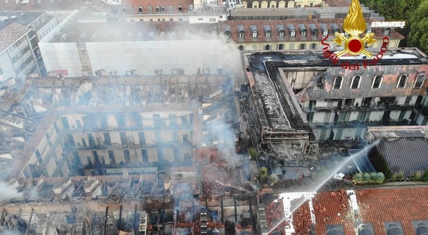 Torino, incendio nel palazzo: l'ipotesi delle fiamme provocate dalle scintille della saldatrice di un fabbro