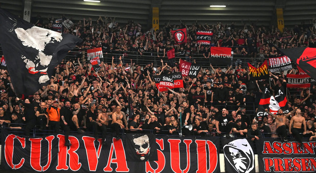 Milan, l'appello ai tifosi spegne l'entusiasmo: «Non andate al Mapei Stadium senza biglietto»