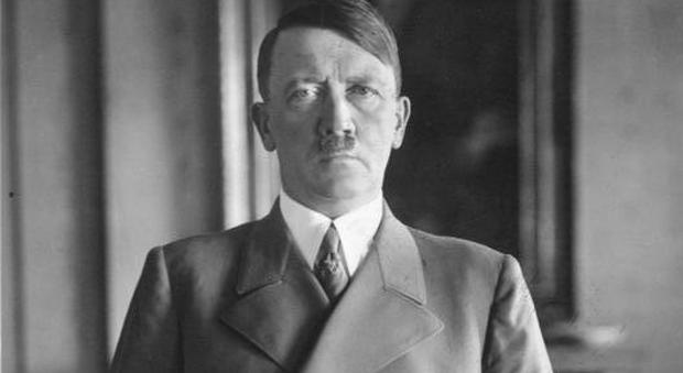 Adolf Hitler, cinque quadri invenduti: colpa del mercato dei falsi