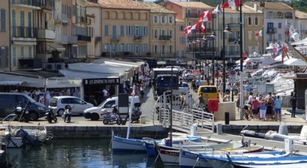 Saint-Tropez, la mancia da 500 euro è troppo bassa. Cliente italiano inseguito dal cameriere: «Ne deve lasciare almeno mille»