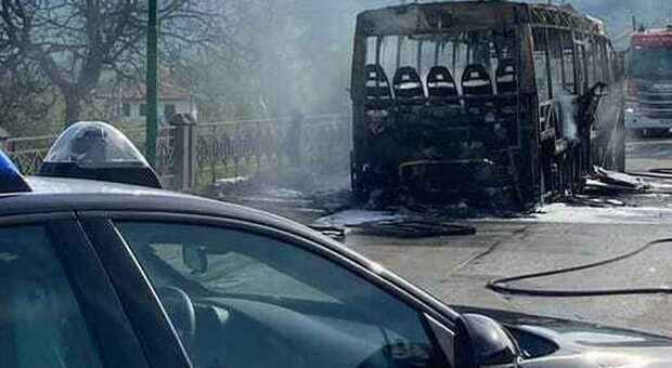 Busbrand in Paternopoli verursacht durch Kurzschluss