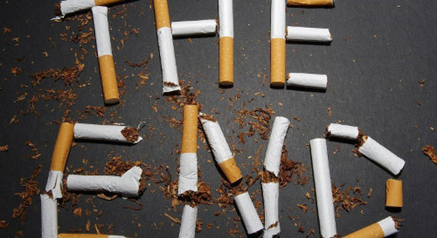 Sigarette: addio ai pacchetti da dieci e multe a chi getta i mozziconi