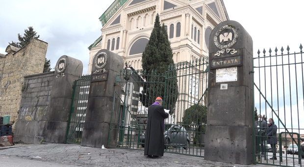 Fase 2 a Napoli, da domani aperti tutti i cimiteri: «Ma evitiamo assembramenti»