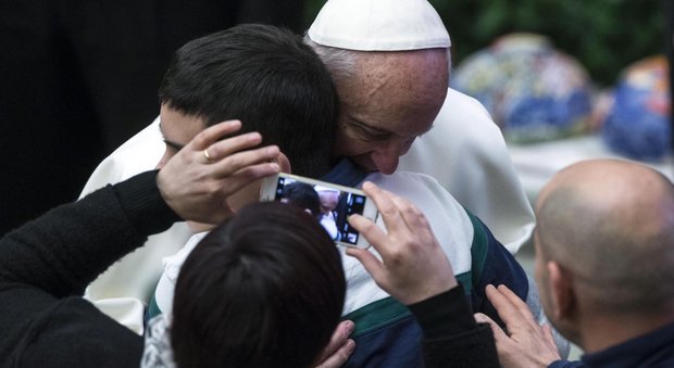 Papa Francesco e l'elogio delle lacrime: «Chi ha pianto può consolare chi è disperato»