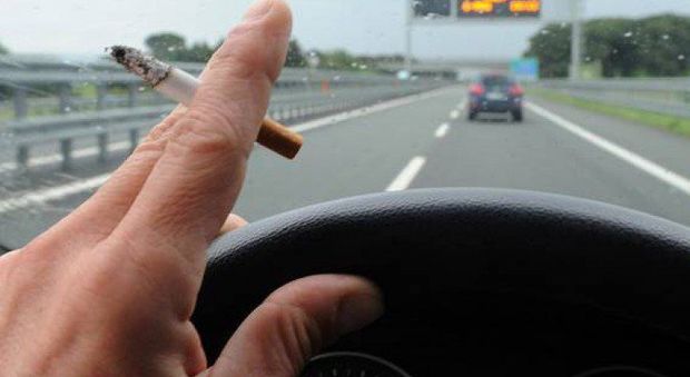 Fuma in auto con la figlia incinta accanto: papà multato