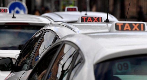Taxi, il Campidoglio apre a nuove licenze: «Cento vetture in più»