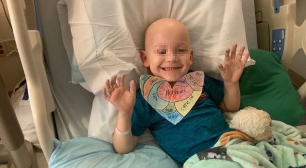 Contrae il covid durante la chemioterapia, bimbo di 7 anni riesce a guarire mentre lotta contro il tumore