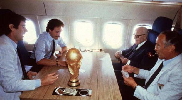 Dino Zoff, Franco Causio, Sandro Pertini ed Enzo Bearzot sull'aereo che riportò in Italia la Nazionale campione del mondo
