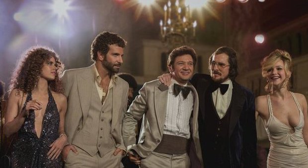 Amy Adams, Bradley Cooper, Jeremy Renners, Christian Bale e jennifer Lawrence nel film