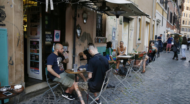 A Roma i ristoranti restano chiusi. Raggi, rissa con Casapound