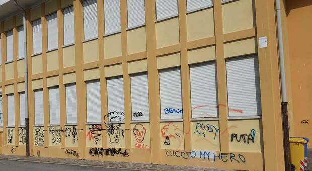 Le pareti perimetrali delle scuole Felissent imbrattate dai vandali