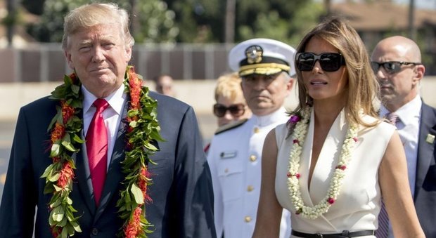 Usa, Melania e Donald Trump a Pearl Harbour: omaggio alle vittime dell'attacco giapponese prima del viaggio in Asia